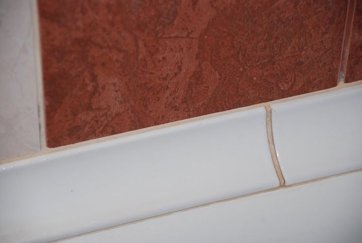 Плінтус для ванної, які бувають види та правила вибору