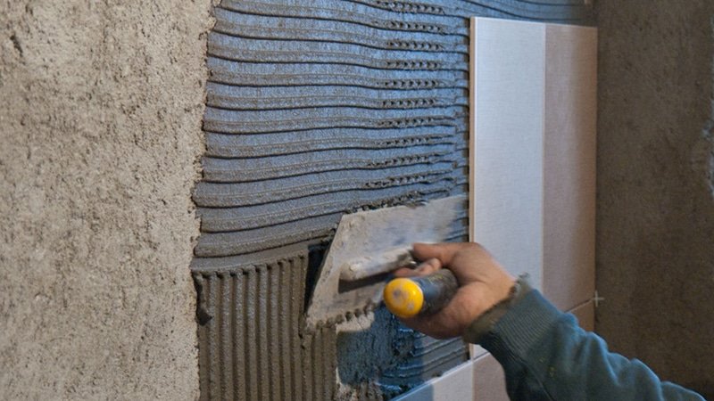 Як класти плитку на стіну у ванній