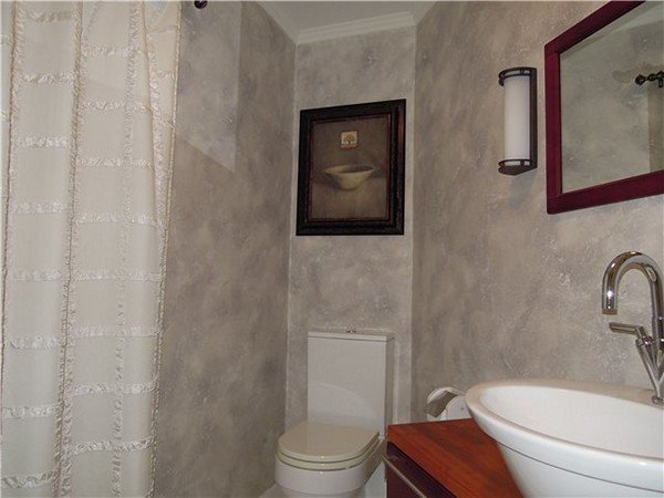 Декоративна штукатурка у ванній кімнаті: переваги та недоліки, особливості підготовки поверхні і самостійне нанесення