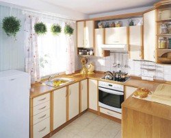 Мийка на кухні біля вікна: плюси і мінуси такого варіанту