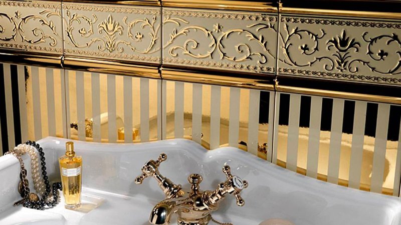 Золота плитка для ванної кімнати: нетипової дизайн