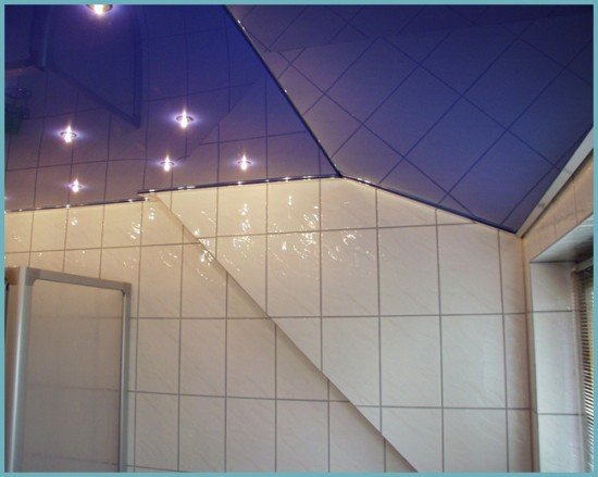 Натяжні стелі у ванній кімнаті: розбираємо плюси і мінуси