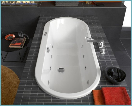 Догляд за акриловою ванною: чим чистити і мити в домашніх умовах