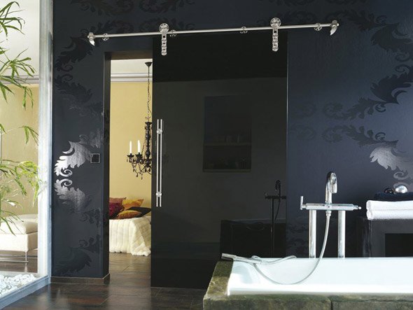 Установка розсувних скляних дверей у ванній і туалеті