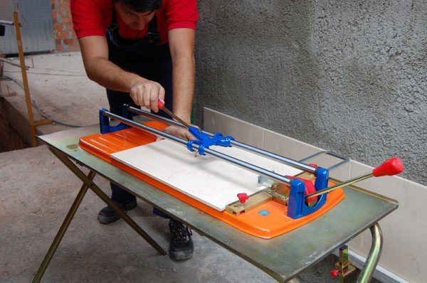 Як і чим краще різати керамічну плитку в домашніх умовах — відео і фото