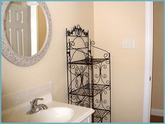 Як вибрати етажерку для ванної кімнати: розбираємося у видах і матеріалах