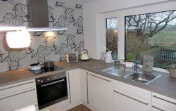 Мийка на кухні біля вікна: плюси і мінуси такого варіанту