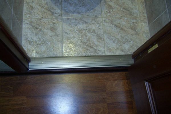 Металопластикові двері для ванної — види і установка (фото, відео)