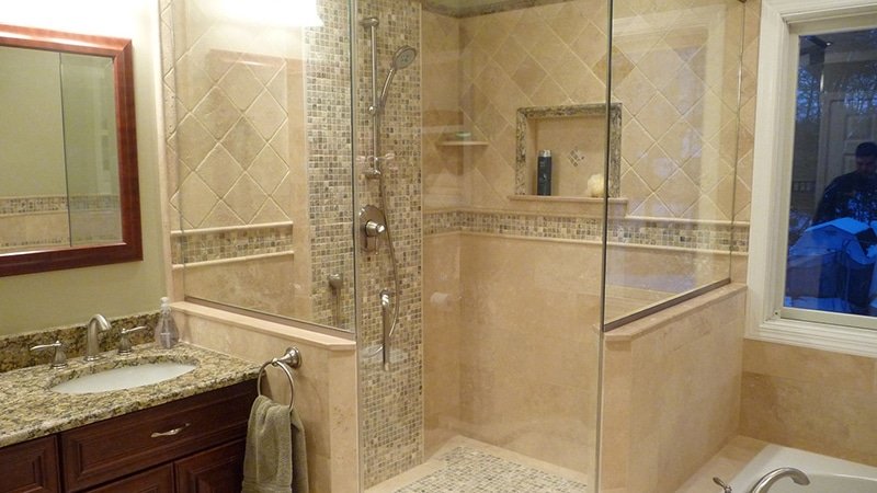 Коричнева плитка у ванній: фото бежева ванна