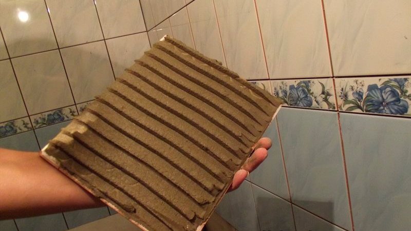 Відвалилася плитка у ванній: чим і як правильно приклеїти