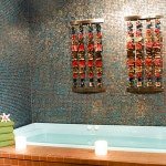 Фото плитка у ванній з малюнком: красива синя