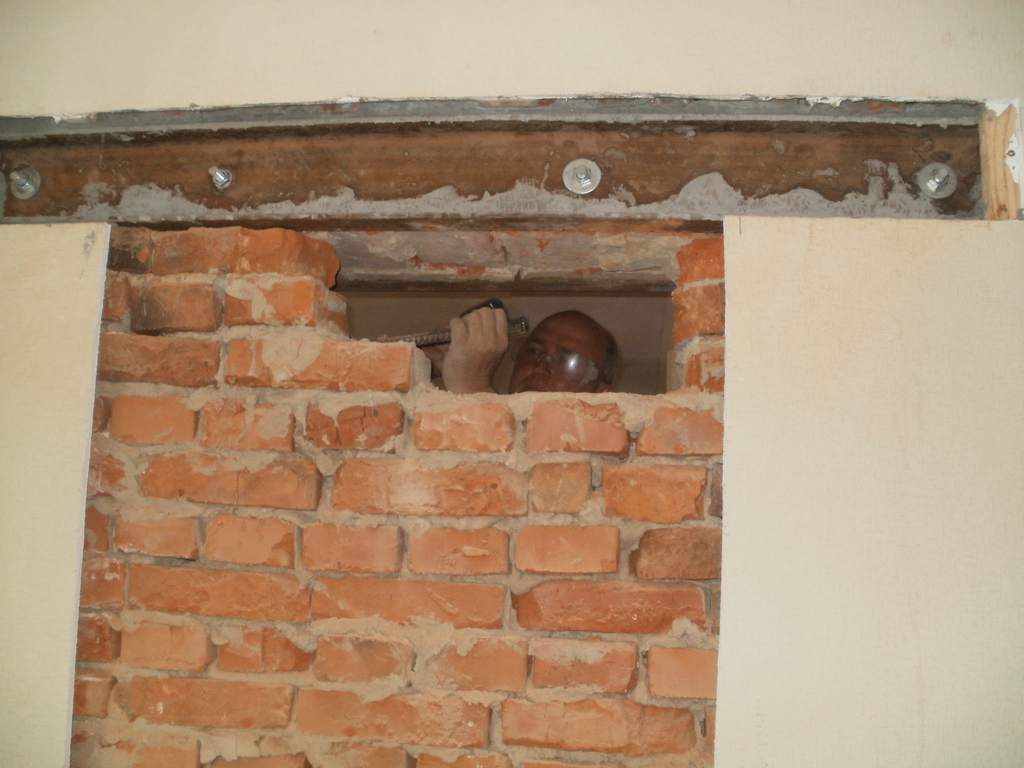 Як в цегляній стіні правильно зробити дверний отвір?