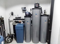 Очищення води зі свердловини і колодязі від заліза: як вибрати фільтр для дачі або приватного будинку?