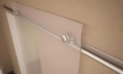 Установка розсувних скляних дверей у ванній і туалеті