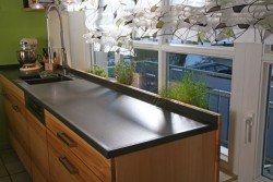 Мийка на кухні біля вікна: плюси і мінуси такого варіанту