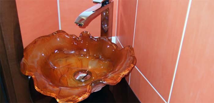 Скляні раковини для ванної кімнати: види та як правильно вибрати +фото
