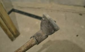 Видалення старої фарби зі стін у ванній кімнаті.