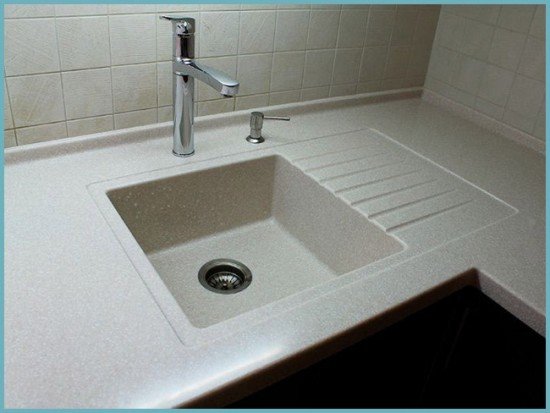 Розбираємося з мийками з штучного каменю для кухні