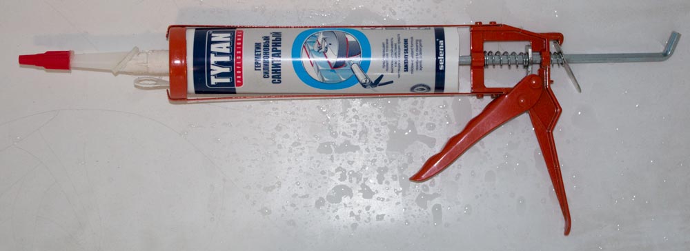 Протікає вода між ванною і стіною, як виправити проблему