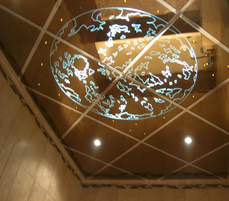 Дзеркальна стеля у ванній кімнаті, його види, плюси і мінуси Дзеркальна стеля у ванній кімнаті, його види, плюси і мінуси