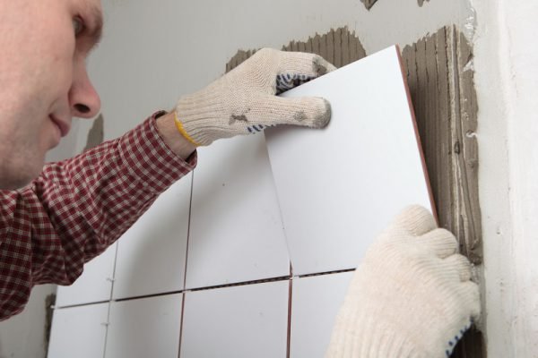 Відвалилася плитка у ванній, ніж приклеїти і що робити — відео і фото