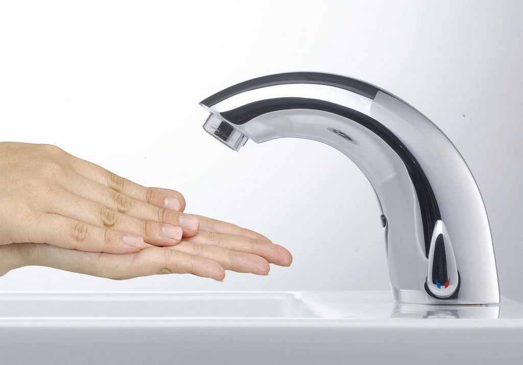 Переваги сенсорного крани для води: вибираємо електронний змішувач