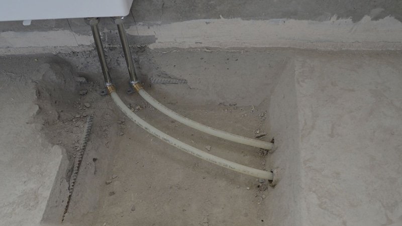 Як заховати труби у ванній під плитку своїми руками