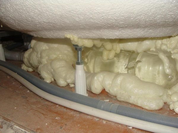 Як правильно встановити акрилову ванну своїми руками — покрокове відео та фото