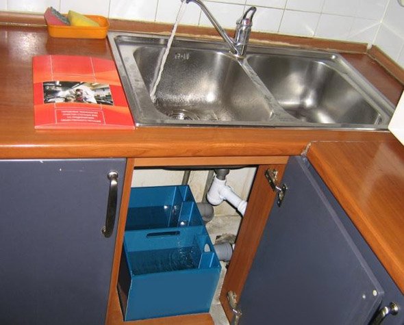 Жировловлювач під мийку: створення і установка своїми руками