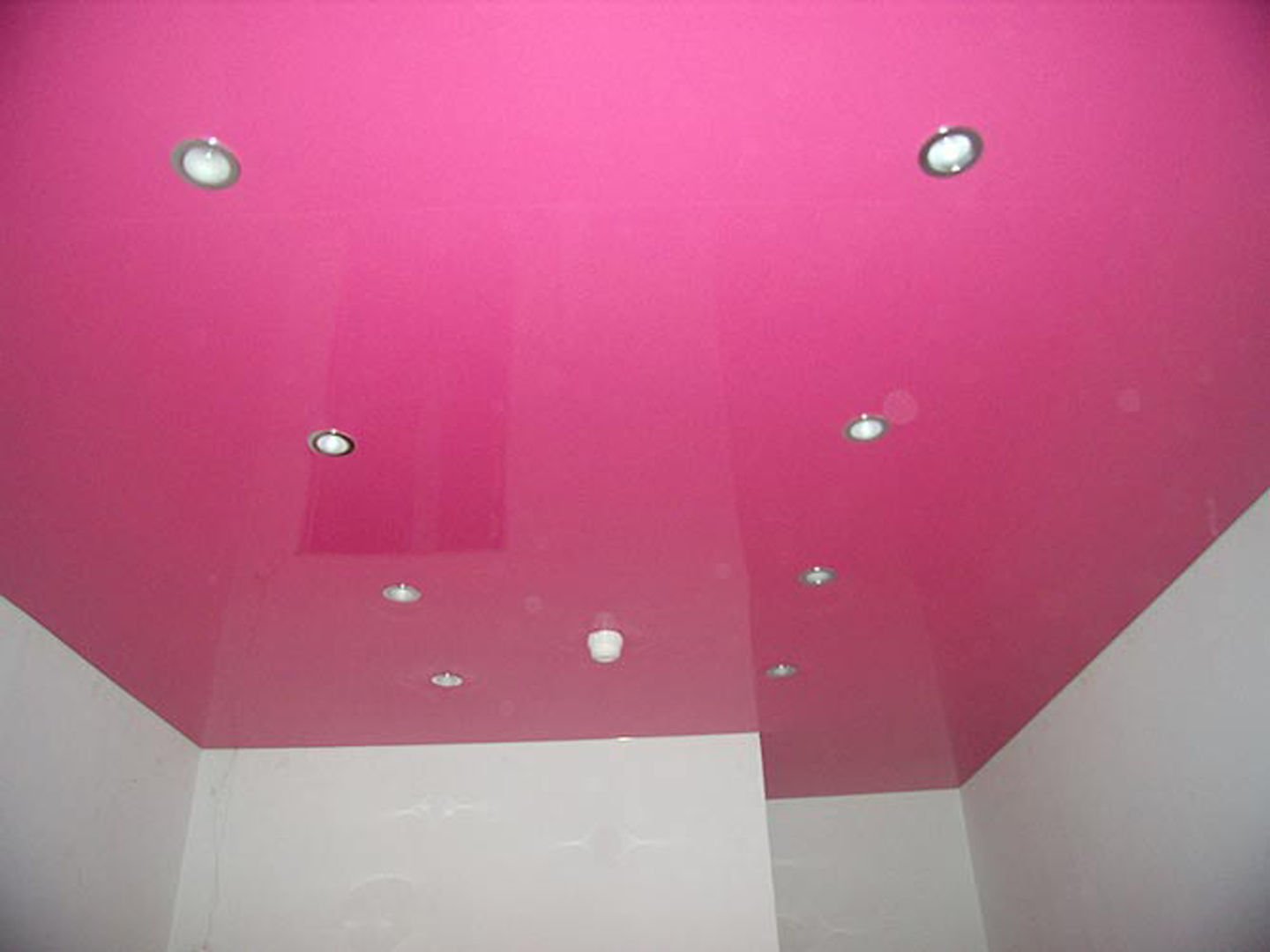 Усе про натяжні стелі у ванній, плюси і мінуси, а також поради Усе про натяжні стелі у ванній, плюси і мінуси, а також поради