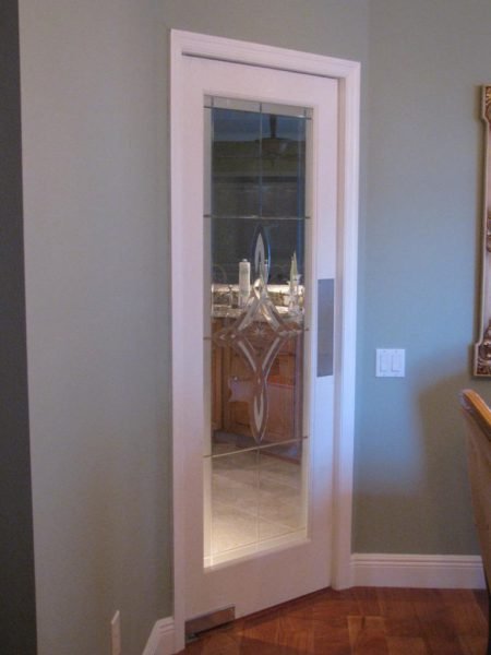 Пластикові двері у ванну кімнату і туалет — види і особливості (фото, відео)