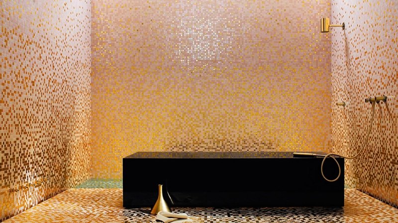 Золота плитка для ванної кімнати: нетипової дизайн