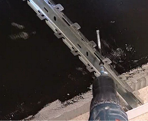 Рейкова стеля у ванній кімнаті: переваги і недоліки, монтаж своїми руками