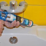 Герметизація ванни зі стіною: обробляємо стик