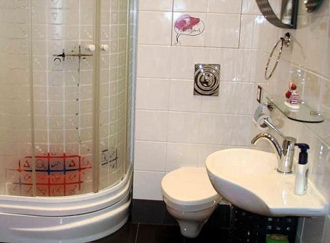 Оригінальний дизайн маленької ванної кімнати