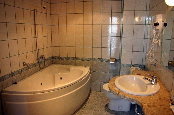 Яку ванну краще вибрати акрилову чи чавунну — фото і відео огляд