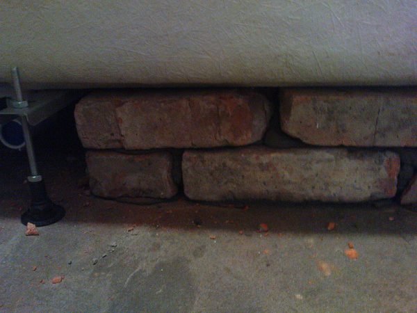 Як закріпити ванну до стіни і підлоги, щоб не хиталася — покрокове відео та фото