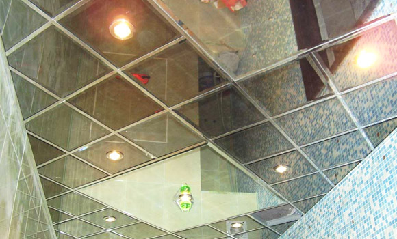 Дзеркальна стеля у ванній кімнаті, його види, плюси і мінуси Дзеркальна стеля у ванній кімнаті, його види, плюси і мінуси
