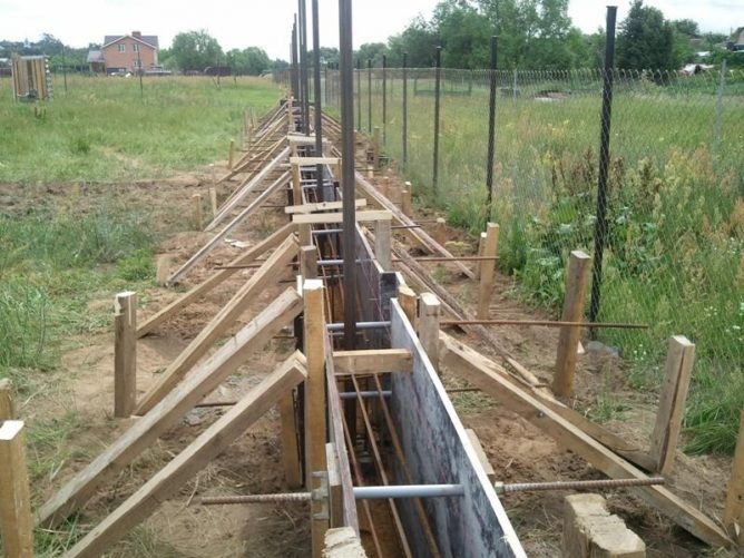 Основні особливості заливки стрічкового фундаменту під паркан