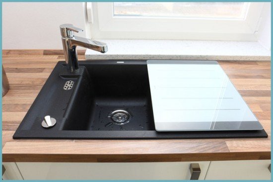 Мийка на кухні біля вікна: плюси і мінуси такого варіанту