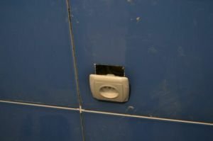 Як легко зробити отвір під розетку в керамічній плитці.