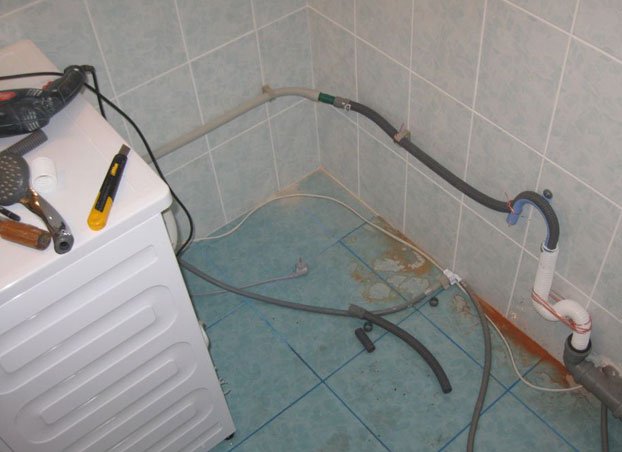 Як зробити злив пральної машини в каналізацію прямо