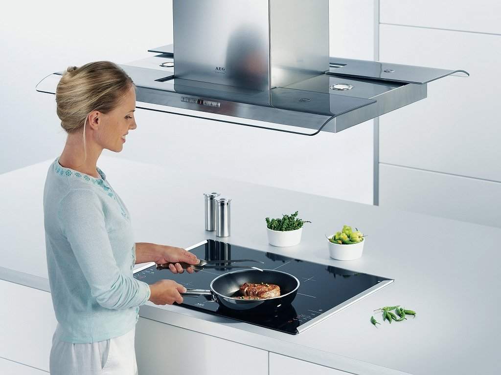 Камінні витяжки для кухні: кутова і купольного типу