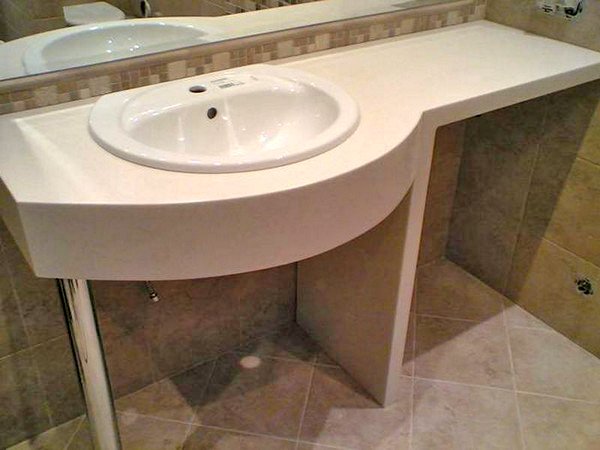 Стільниця для ванної: різновиди, особливості та критерії вибору Стільниця для ванної: різновиди, особливості та критерії вибору