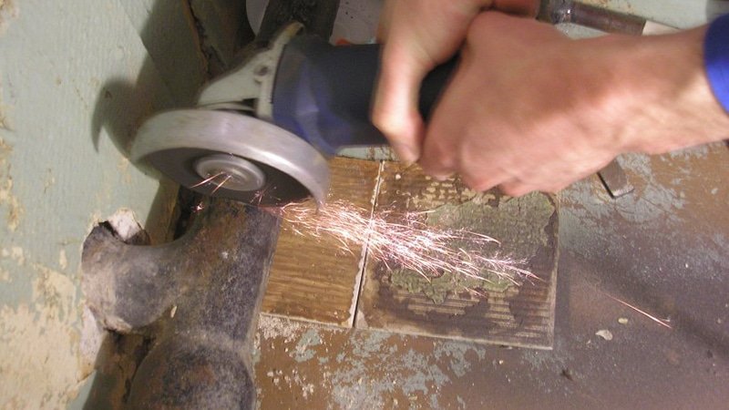 Демонтаж чавунної ванни: вивезення ванн своїми силами