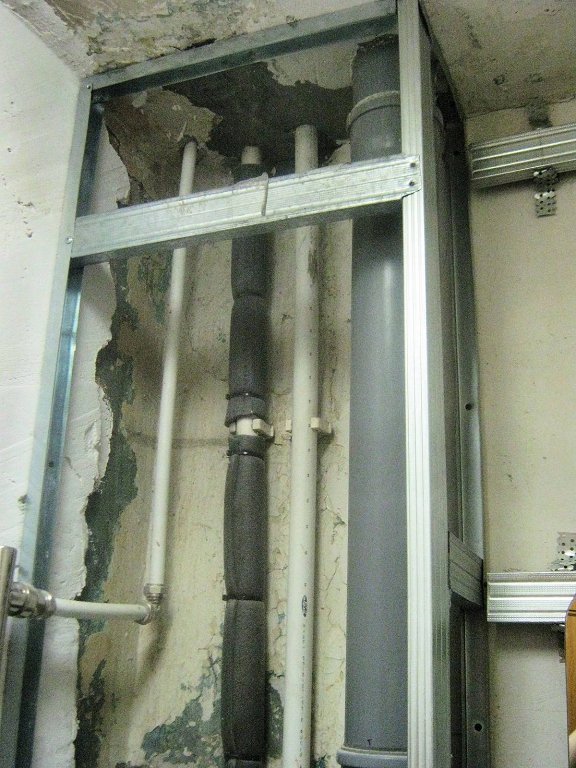 Як своїми руками зробити короб для труб у ванній з пластику
