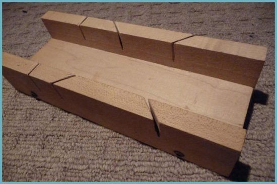 Як різати стельовий плінтус: вчимося робити правильні кути