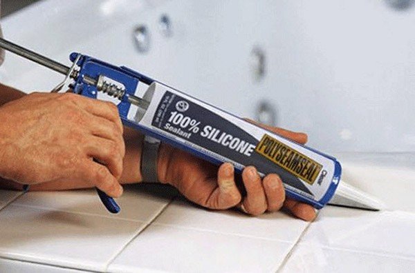 Герметик для ванної: як вибрати, як нанести і як видалити з поверхні
