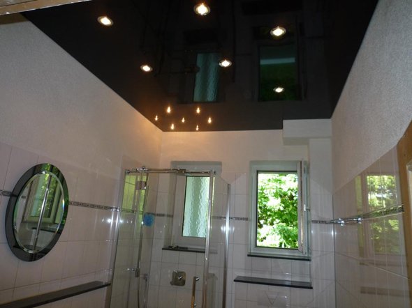 Натяжні стелі у ванній кімнаті: розбираємо плюси і мінуси