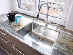 Мийка на кухні біля вікна: плюси і мінуси такого варіанту